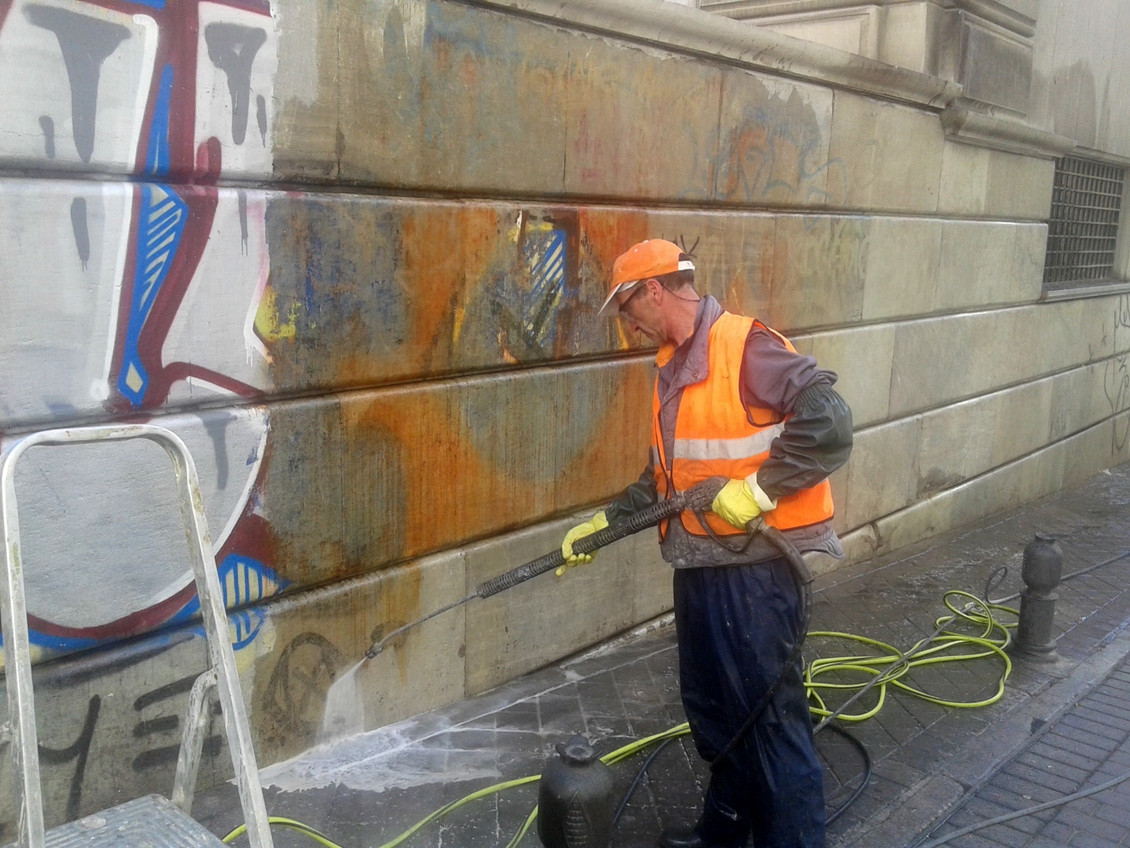 Banco de España - proceso de eliminación de graffitis.