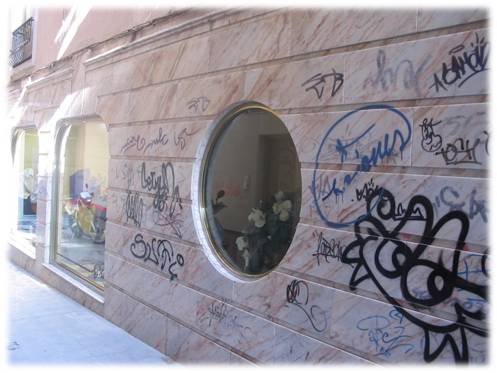 Limpieza de graffitis en mármol y protección - antes