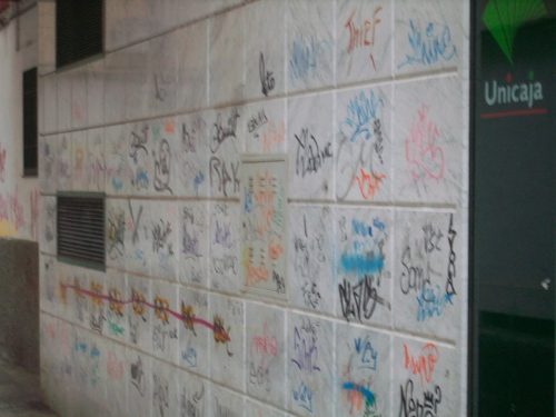 Limpieza de graffitis en mármol - Antes