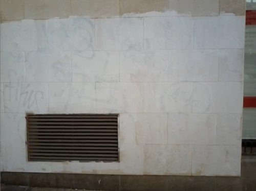 Graffitis tapados con pintura - Poroso - Antes