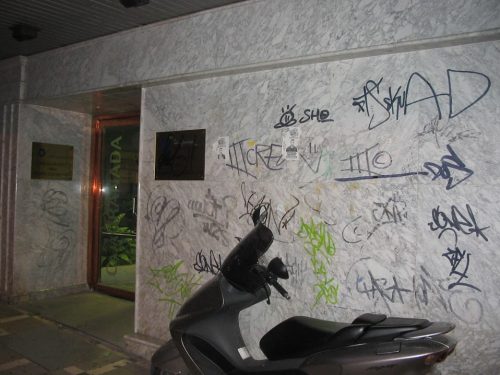 Limpieza de graffitis en mármol - Antes