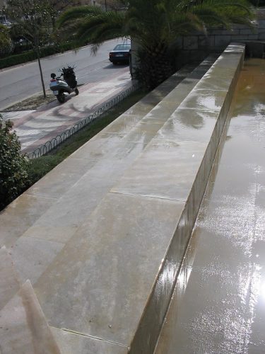 Limpieza de piedra en fuente